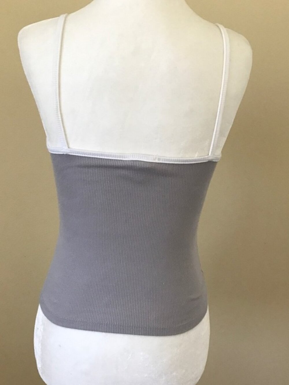 Cropped gray tank. - Picture 2 of 2